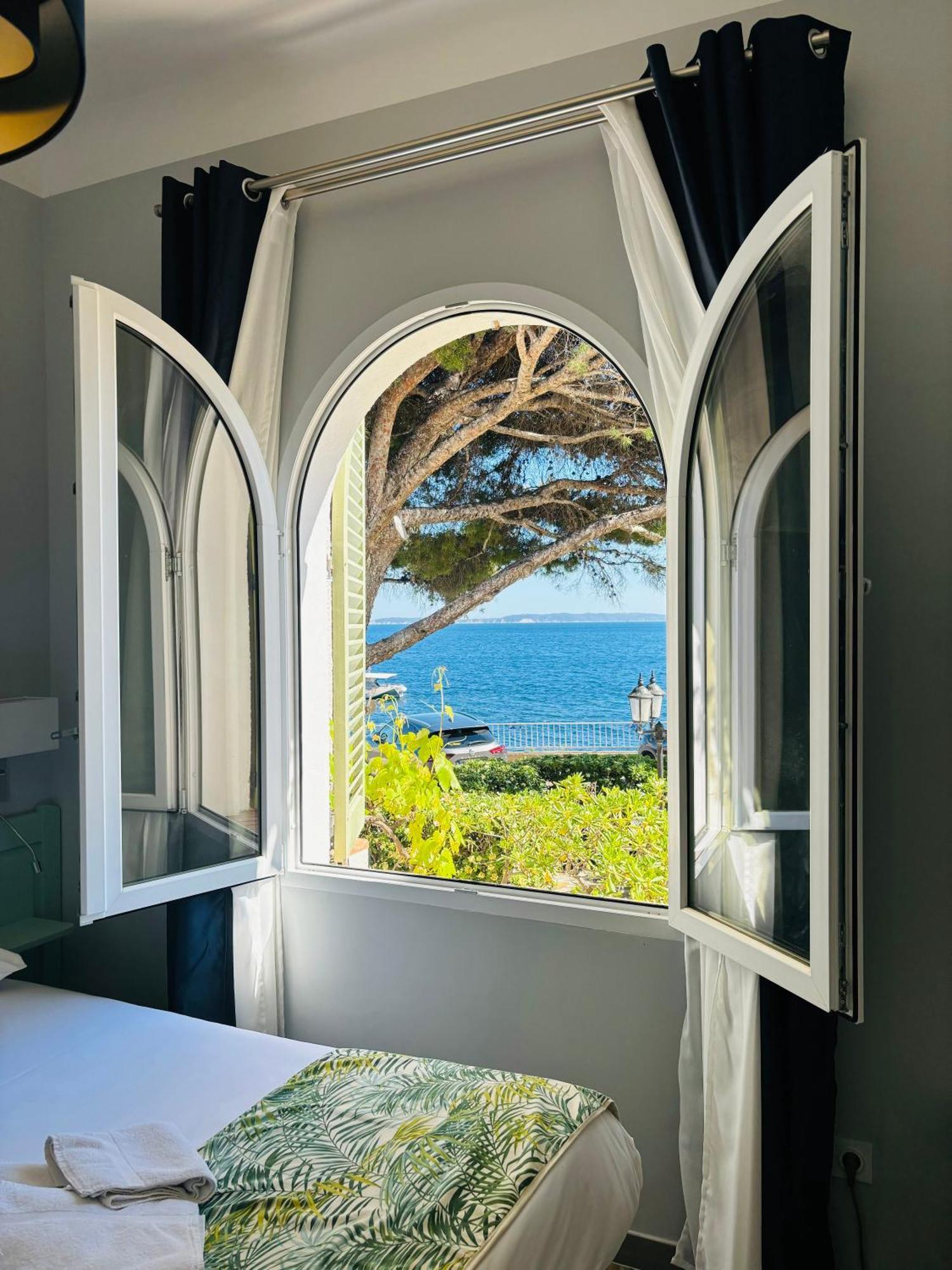 Hôtel Astria Le Lavandou Exterior foto